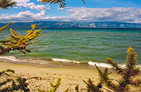 Озеро Байкал. Песчаный пляж Сарайского залива. Осень.