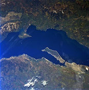 Космический снимок средней части озера Байкал.