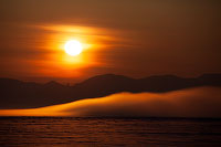 Солнечный закат на озере Байкал.