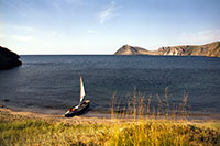 На горизонте гора Тондора. Озеро Байкал. Юго-западное побережье.
