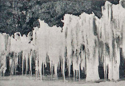 Замерзший прибой на скалах у Толстага мыса. Высота ледяных сталактитов местами более двух сажен.