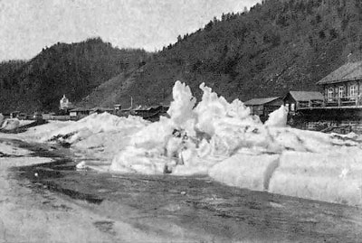Последний сильный нажим льда на берег y с. Лиственичнаго в конце марта месяца 1899 г.