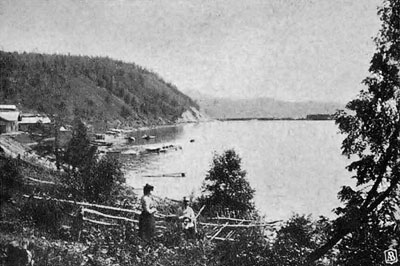 Вид на бухту у с. Лиственичнаго и железнодорожную гавань у истоков р. Ангары летом.