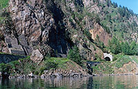 Защитная стенка и тоннель на 122-м км Кругобайкальской железной дороги.