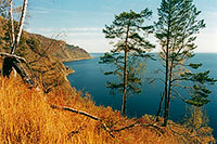Озеро Байкал, осень. Приморский хребет в районе 148 км Кругобайкальской железной дороги.
