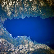 Космический снимок северной части озера Байкал. Слева вверху — озеро Фролиха.