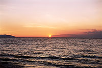 Восход солнца на озере Байкал. Слева — остров Ольхон.
