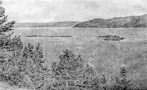 Малые Ушканьи острова. Вид с вершины Большого острова. Вдали: справа — полуостров Святой Нос, левее — Баргузинский хребет