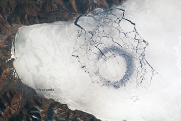 Кольцевые структуры на льду Байкала